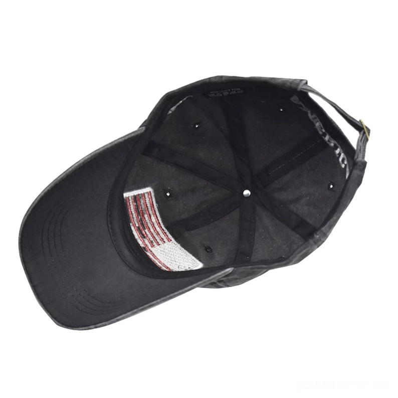 Dunkelgrau Gothic USA Flagge Baseball Cap alternative Winkelansicht, unisex Dark Fashion Kopfbedeckung Kollektion, subtile graue Färbung mit verstellbarer Passform und USA-Flag-Motiv