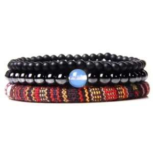 Dark Trinity handgefertigtes Steinarmband-Set mit Naturstein-Perlen, ethnisch gewebtem Textilband und blauem Akzent-Detail – gotisches Charm-Armband in Frontalansicht auf weißem Hintergrund