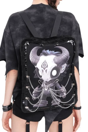 Schwarzer Demon Skull Gothic Rucksack mit Fellbesatz und Metallketten, von hinten von einem Modell getragen, zeigt den Spike-Rahmen und industrielle Details der Gothic Rucksack Kollektion