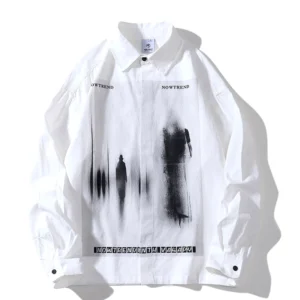 Demon Soul Oversized Gothic Hemd Weiß Front-Ansicht Flatlay verschwommenes Schatten-Figurenmotiv Druckdesign gotisches Langarmhemd