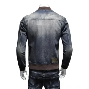 Gothic Denim Bomberjacke Rückansicht, Vintage gewaschenes Finish mit geprägte Leder Markenplakette auf dem unteren Rücken und brauner gerippter Sauml