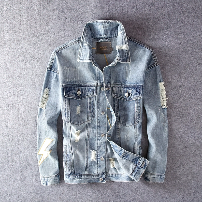 Detailansicht Brusttaschen mit Knopfverschluss auf hellblauer distressed Denim Jacke – Gothic Herrenjacke