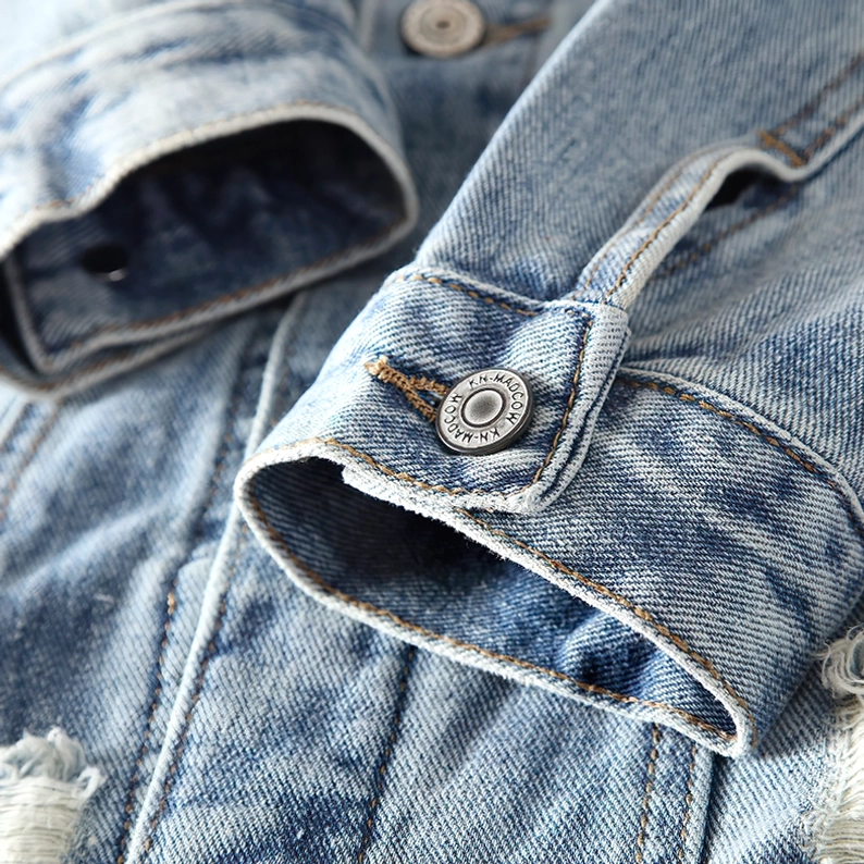 Manschetten und Knopfverschluss Detailansicht mit Metallknöpfen und Denim-Textur – Alternative Gothic Herrenjacke