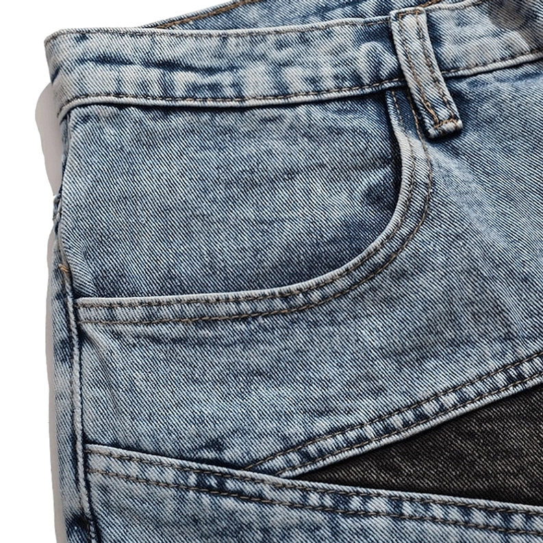 Fronttaschen-Detail von Denim-Shorts mit Stern-Patchwork-Panel und Kontrasttopstitching, Makroaufnahme, handgefertigte Nähkonstruktion
