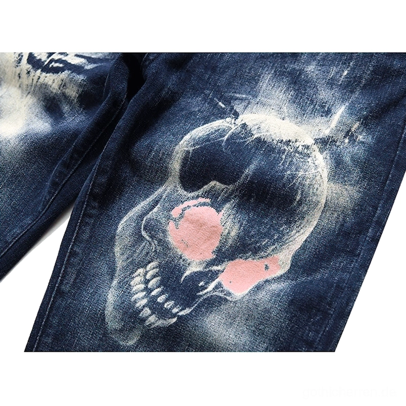 Extreme Nahaufnahme gedruckter Totenkopf- und Geisterhands-Textur auf gebleichtem blauen Denimstoff mit Details