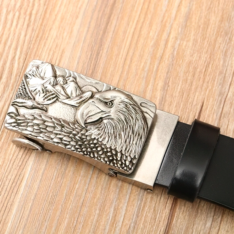 Designer Gothic Ledergürtel Nahaufnahme mit geprägte Adler-Motiv und gealtertem Lederfinish, Handwerk und Design-Details im Fokus