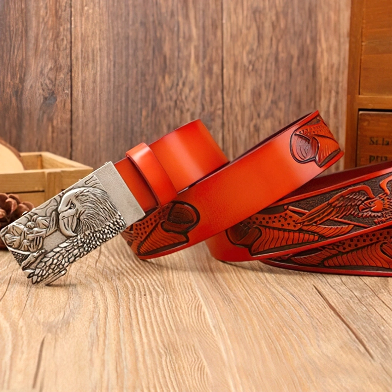 Designer Gothic Gürtel mit Silberton-Schnalle und dunklem Leder mit geprägte Adler-Symbol, Hochwertige Alternative Fashion Ledergürtel