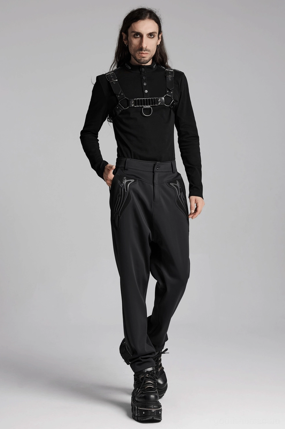 Detail des Saums und Beins schwarze Gothic Röhrenhose zeigt verjüngten geraden Schnitt und Stoff-Fall in schwarzem Knit-Material