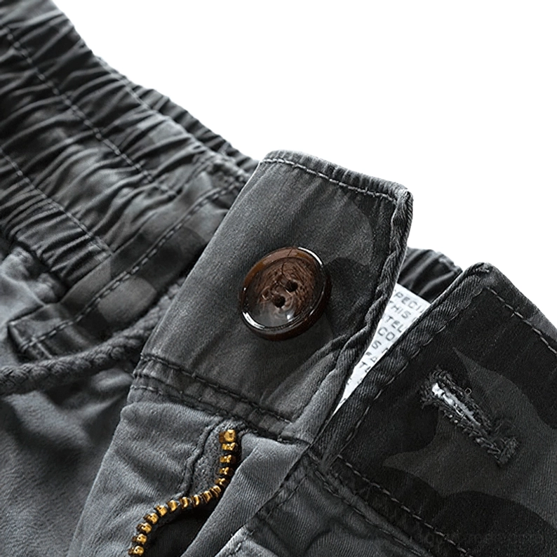 Detailansicht Knopfverschluss Metallreißverschluss Stoff-Label Gothic Cargo Joggers Taille