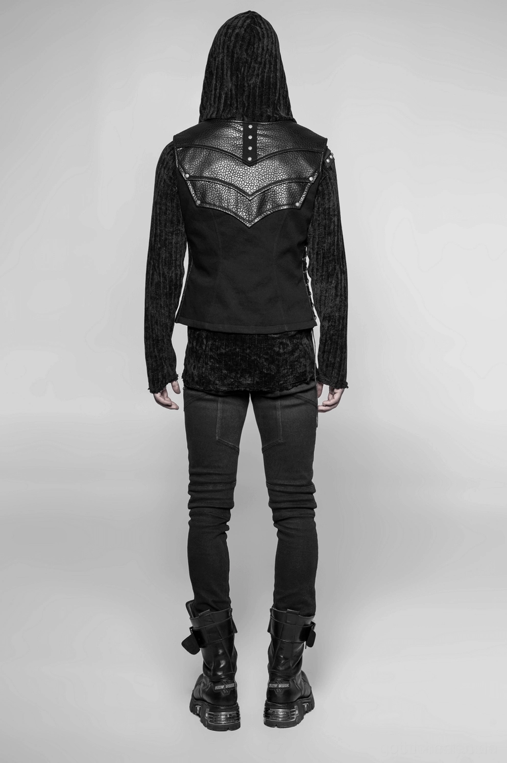Detailansicht der Metallnieten und Kunstleder-Chevron-Konstruktion auf schwarzer Gothic Rüstungsweste