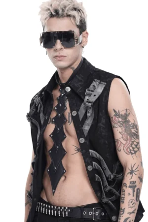 Geometrischer Diamant-Spike Brustkette Harness in Dreiviertelperspektive mit Biker-Ästhetik und Gothic-Stil