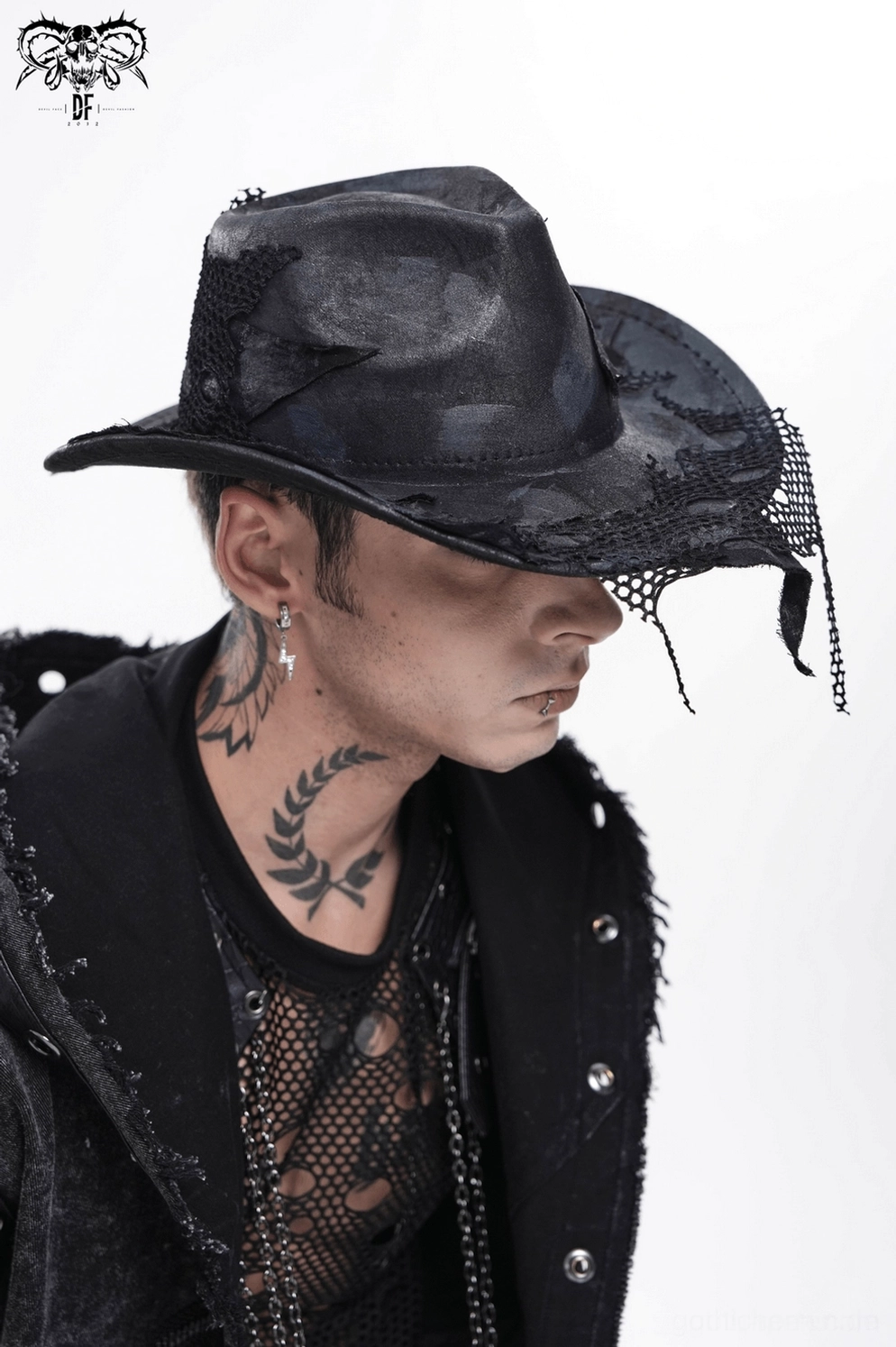 Distressed schwarzer Cowboy Hut Detailaufnahme mit Fischnetz-Mesh-Patches und handwerklich verarbeiteter Darkwear-Oberfläche