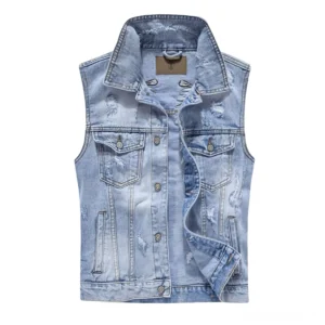 Hellblaue zerrissene Denim-Weste mit Metalldruckknöpfen und Brustfächern in Flatlayansicht, demonstriert strukturierte Taschenkonstruktion und gelbes Kontrastnähen