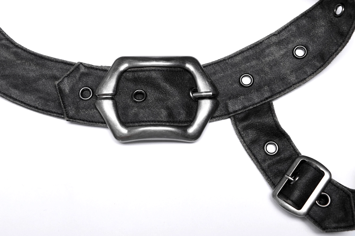 Produktfotografie der kompletten Gothic distressed Harness Crossbody-Tasche mit Metallschnallen und industrieller Ästhetik-Styling