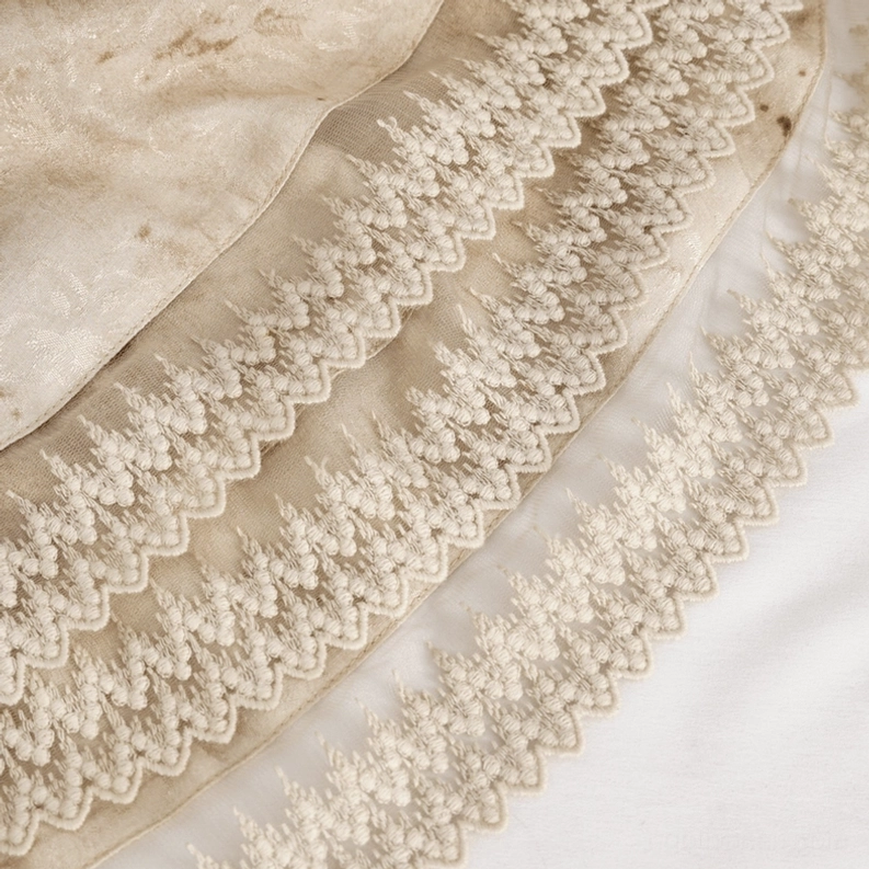 Nahaufnahme der distressed Jacquard-Stoff-Textur des barocken Gothic Laternenmännchen Hemds, zeigt detaillierte Verwitterungs- und Verfärbungsmuster, Verarbeitungsqualität