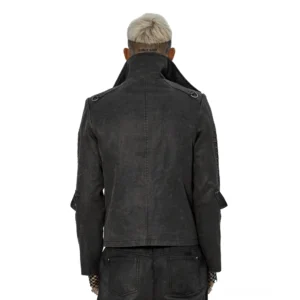 Verwitterte Gothic Jacke Rückansicht mit Hochkragen, verstellbaren Ärmelriemen und industrieller Stickverzierung – Distressed Kunstleder Detail