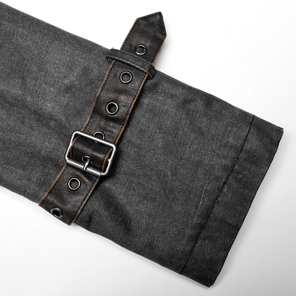 Nahaufnahme des distressed Gothic Tailcoat Manschettenriemen-Details zeigt Kunstlederriemen, Metallschnallen-Verschluss, Nietenkonstruktion und funktionale Befestigung
