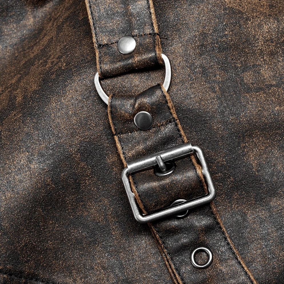 Nahaufnahme der distressed Gothic Tailcoat Schulter-Hardware zeigt distressed brauner Kunstleder, metallische D-Ring-Befestigung, Schnallenkonfiguration und professionelle Handwerkskunst