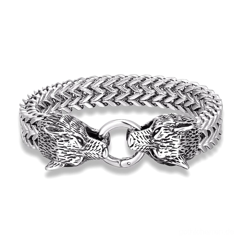 Doppel-Wolfskopf Gothic Armband aus poliertem Edelstahl mit Wheat-Link-Kette, Flachaufnahme von oben auf weißem Hintergrund, detaillierte Schnitzerei der Wolfskopf-Verschlüsse