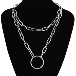 Doppellagige runde Ring-Anhänger-Halskette mit hohlem kreisförmigem Charm und Büroklammer-Kettenglieder im Frontblick auf schwarzem Mannequin, Gothic-Style Halskette mit silbernem Metalldesign