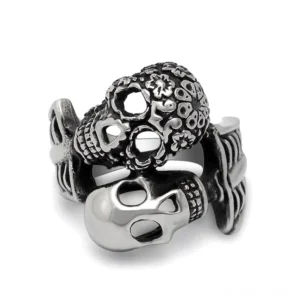 Doppelschädel Gothic Ring aus Edelstahl – Frontansicht mit dunklen Details und gearbeiteten Knochenstrukturen auf weißem Hintergrund – Statement Schmuck für Herren