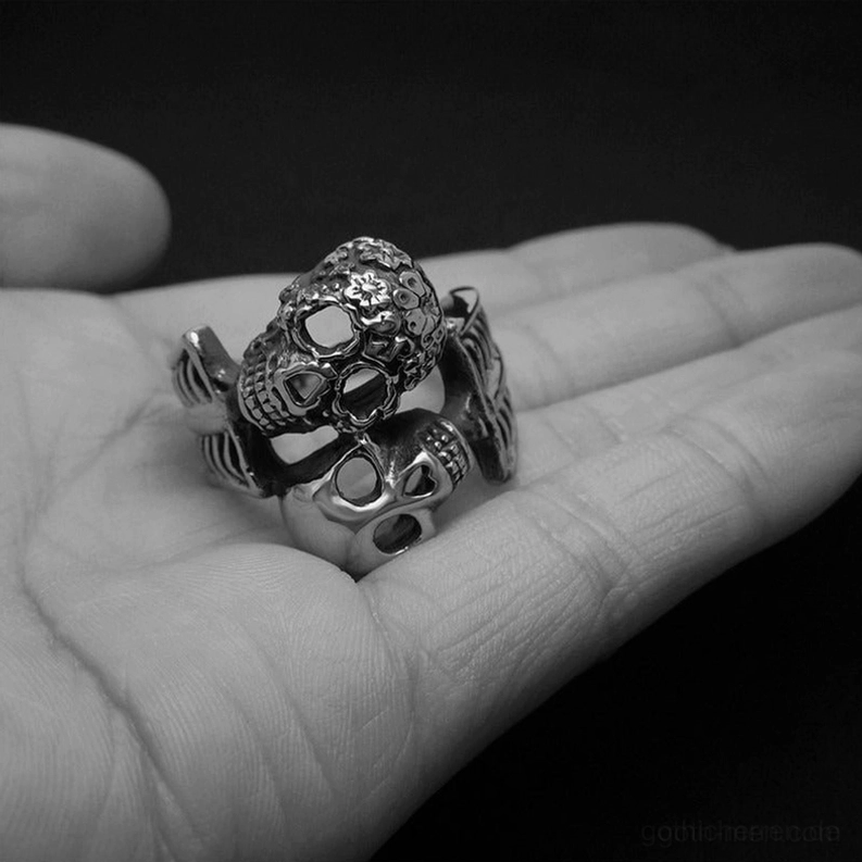 Doppelschädel Gothic Ring am Finger getragen – zeigt echte Größenrelation, Gothic-Punk-Ästhetik, Passform und beeindruckende Präsenz des Statement-Schmucks am Handmodell
