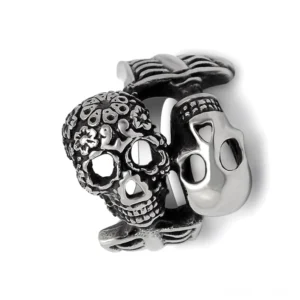 Double Skull Biker Ring – Seitenansicht zeigt gerippte Bandstruktur, dunkel patinierte Schädelakzente und polierte Edelstahl-Details im gotischen Stil