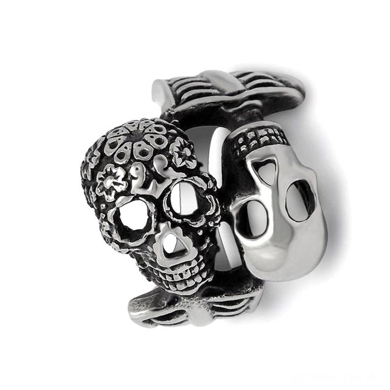 Double Skull Biker Ring – Seitenansicht zeigt gerippte Bandstruktur, dunkel patinierte Schädelakzente und polierte Edelstahl-Details im gotischen Stil