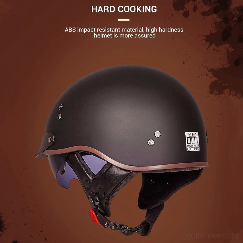 DOT-zertifizierter Gothic Halbschalen-Motorradhelm Frontansicht mit Metallakzenten braune Verzierungen und Nieten