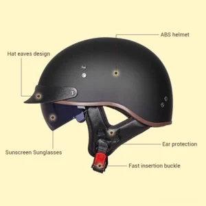 DOT zertifizierter schwarzer Gothic-Biker-Helm Seitenprofil mit ABS-Schale-Konstruktion, Ohrenschutz-Polsterung und rotem Schnellverschluss-Sicherheit-Schnalle