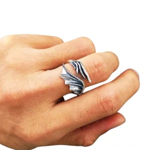 Verstellbarer Drachenflügel Open Ring am Finger getragen - Nahaufnahme Vorderansicht mit dualem Wing-Design und dunklen Alterungsakzenten