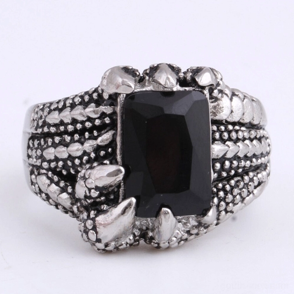 Nahaufnahme Detail Drachenkralle Gothic Ring vier Metallkrallen greifen schwarzen Onyx Stein strukturierte Schuppenoberfläche Edelstahl