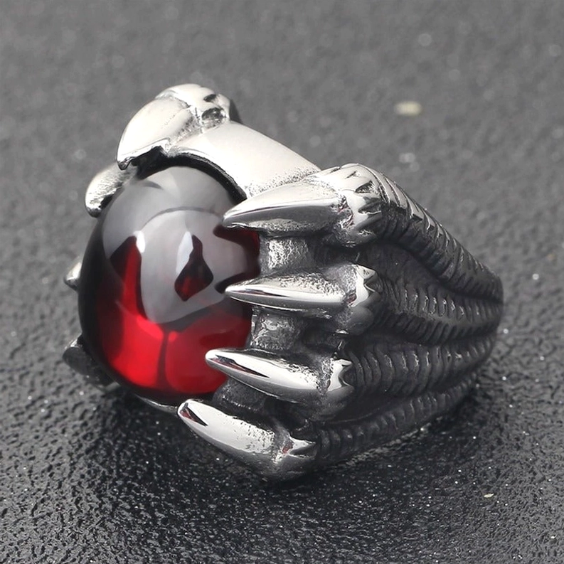 Drachenkrallen-Gothic-Ring Seitenansicht, gebürstete silberne Edelstahlbandkante mit scharfen Krallenelementen, seitliches Detailprofil