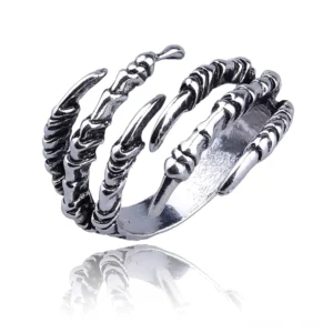 Drachenkralle Gothic Ring verstellbar Vorderansicht drei-viertel Sicht mit antikem Silberfinish und texturierter Knochenkrallen-Design offenes verstellbares Wickelband weiß Hintergrund