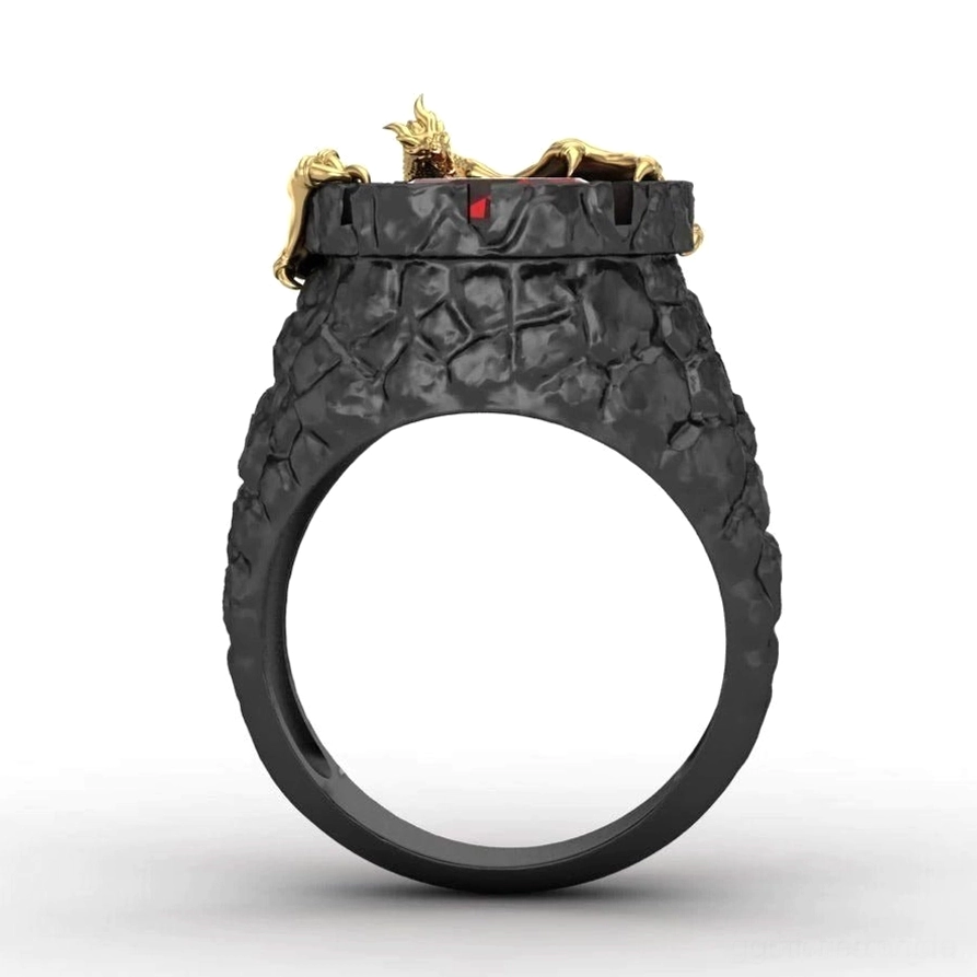 Draufsicht des gotischen Drachen-Akzent-Rings mit winzigem goldenem Drachen und rotem Edelstein auf gesprungenenem schwarzem Band, Goth-Statement-Schmuck