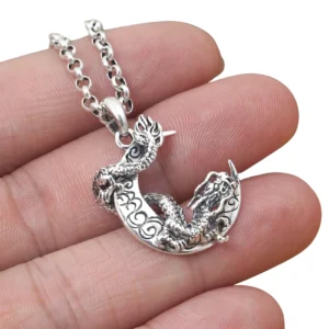 S925 Sterling Silber Drachenmond Anhänger 3D Detailaufnahme zeigt dreidimensionale Drachenskulptur Mondsichel Design handwerkliche Verarbeitung