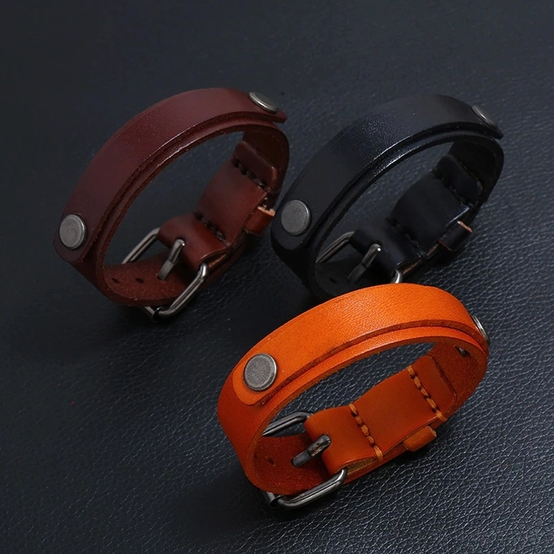 Dreiteiler-Kollektion echter Leder Gothic Armbänder in Schwarz Dunkelbraun und Tan mit Nieten und Schnallenverzierungen Übersichtsansicht