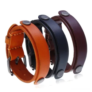 Dreiteiler-Set echter Leder Gothic Armbänder in Schwarz Braun und Orangebraun mit antiken Silbernieteln und Schnallen auf weißem Hintergrund