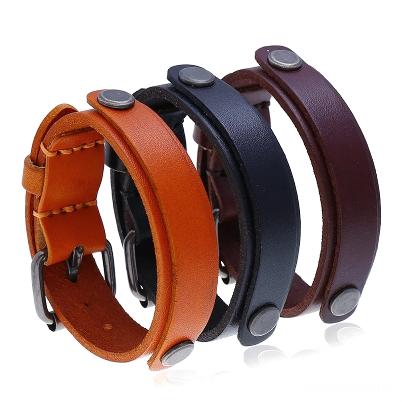 Dreiteiler-Set echter Leder Gothic Armbänder in Schwarz Braun und Orangebraun mit antiken Silbernieteln und Schnallen auf weißem Hintergrund