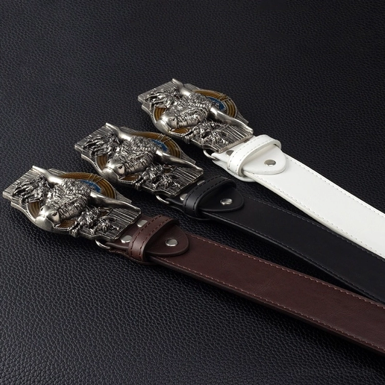 Drei Gothic Stierenkopf Ledergürtel in gemischten Farben, schwarzbraun und weiße Lederriemen, passende Metallschnallen, Vintage-Set