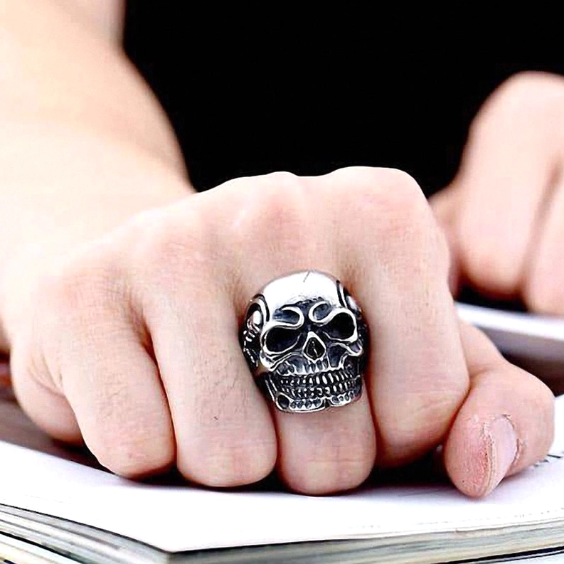 Dreifach-Totenkopf-Ring Unteransicht mit Hauptschädel und Band-Struktur-Details, Gothic-Schmuck-Konstruktion
