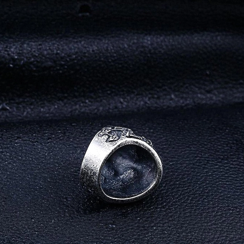 Dreifach-Totenkopf-Ring alternative Winkelansicht des Zentral-Schädels und der Gesichts-Merkmale, Gothic-Detail-Handwerk