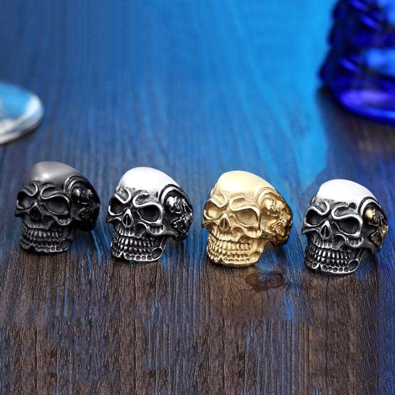 Detaillierte Nahaufnahme Dreifach-Totenkopf-Ring mit Schädel-Augenhöhlen- und Nasenloch-Schnitzerei-Details, Edelstahl-Verarbeitung