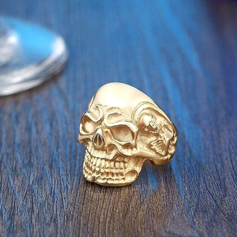 Geneigter Angewinkelt Dreifach-Totenkopf-Ring mit Fokus auf Schädel-Schnitzerei-Dimensionen und strukturierte Details