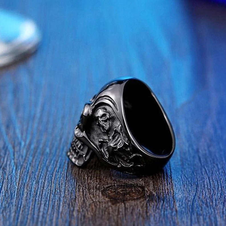 Innenbandansicht des Dreifach-Totenkopf-Rings mit gravierten seitlichen Details, Seitenprofil-Nahaufnahme, Edelstahl-Konstruktionsqualität