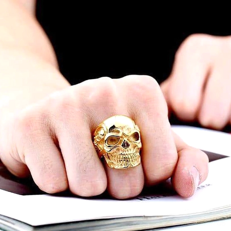 Makro-Nahaufnahme Dreifach-Totenkopf-Ring mit detaillierten Schädel-Schnitzarbeiten und Oberflächenfinish-Qualität