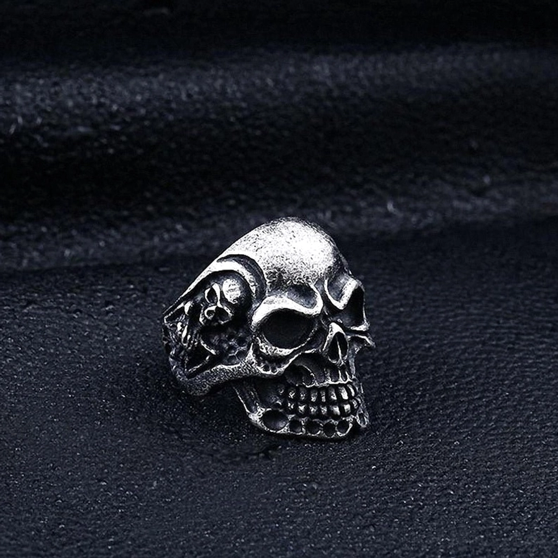 Dreifach-Totenkopf-Ring Seitliche Ansicht mit Fokus auf Ring-Profil und Edelstahl-Banddicke, Gothic-Schmuck-Proportion