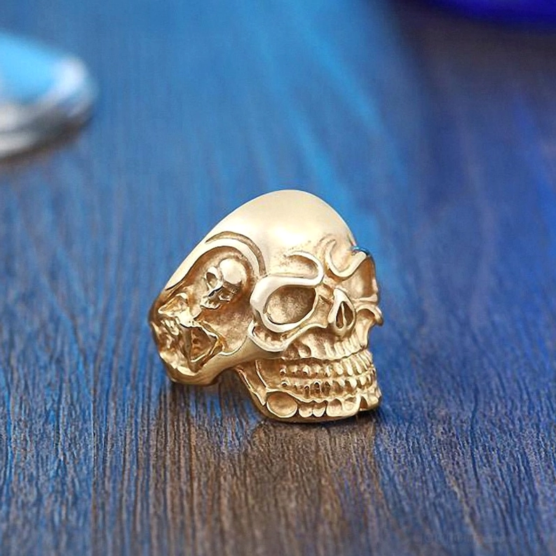 Dreifach-Totenkopf-Ring Vierteldreh-Ansicht, die seitliche Schädel-Platzierung und Handwerk-Details zeigt, Alternative-Gothic-Design