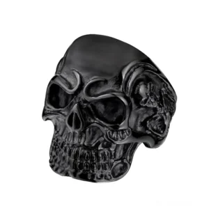 Matter schwarzer chirurgischer Edelstahl-Ring mit drei Totenkopf-Motiv und detaillierten Schädelschnitzereien, Studio-Frontalansicht, Gothic-Alternative-Statement-Piece