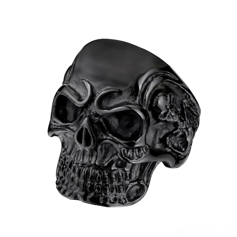 Matter schwarzer chirurgischer Edelstahl-Ring mit drei Totenkopf-Motiv und detaillierten Schädelschnitzereien, Studio-Frontalansicht, Gothic-Alternative-Statement-Piece